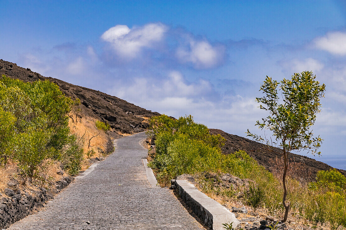 Die Inselhauptstraße außerhalb der Hauptstadt führt einsam durch die Lavafelder der Vulkaninsel Fogo, Kap Verde, Afrika