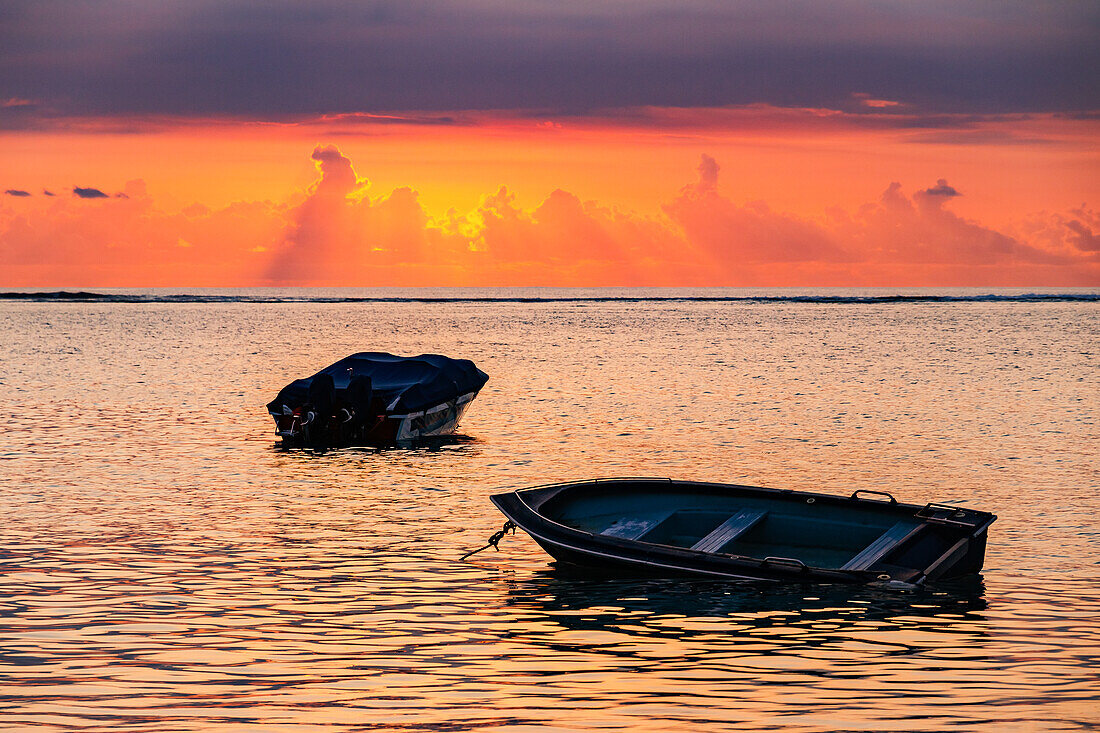 Sonnenuntergang mit Booten am Strand von Le Morne auf Mauritius, Indiscjer Ozean
