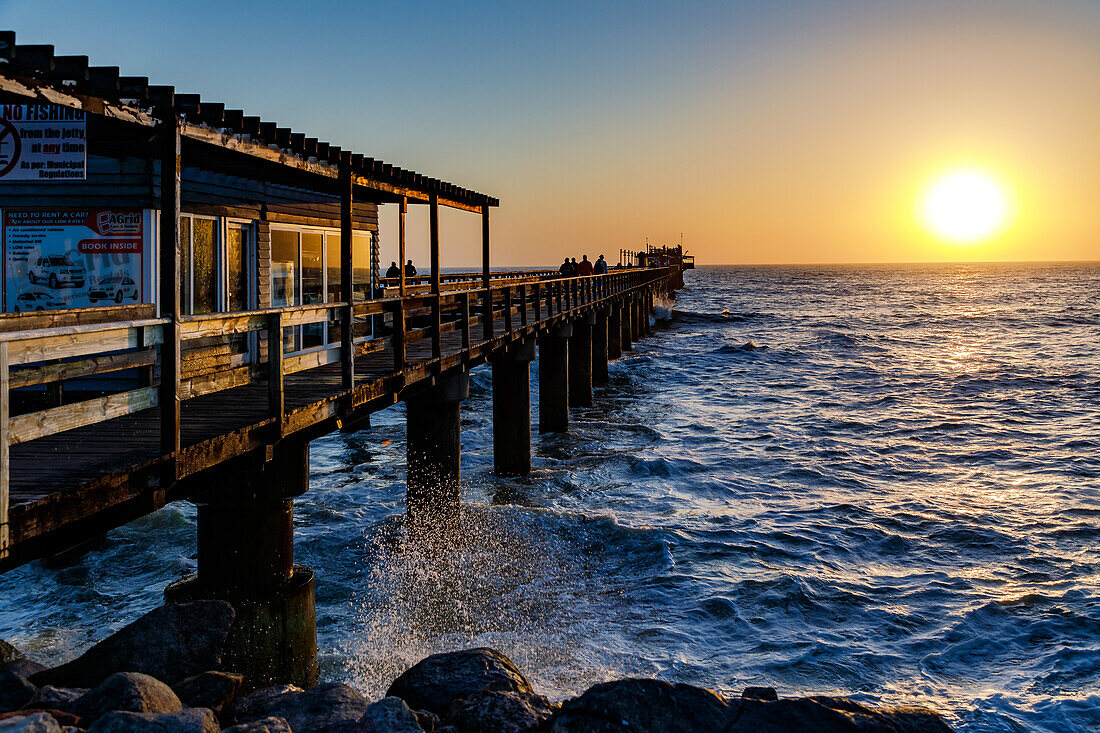 Abendliche Stimmung an der Landungsbrücke von Swakopmund im westlichen Namibia, Afrika