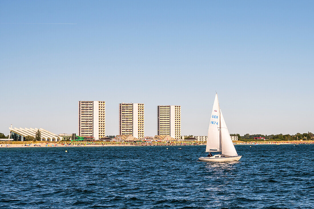 View of the houses of the architect Arne Jacobsen in Burgtiefe, sailing boat, Fehmarn, island, Ostholstein, Schleswig-Holstein, Germany