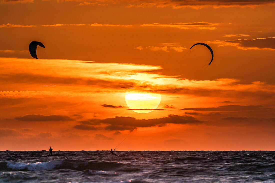 Kiter in der Ostsee, Sonnenuntergang, Heiligenhafen, Ostsee, Ostholstein, Schleswig-Holstein,Deutschland