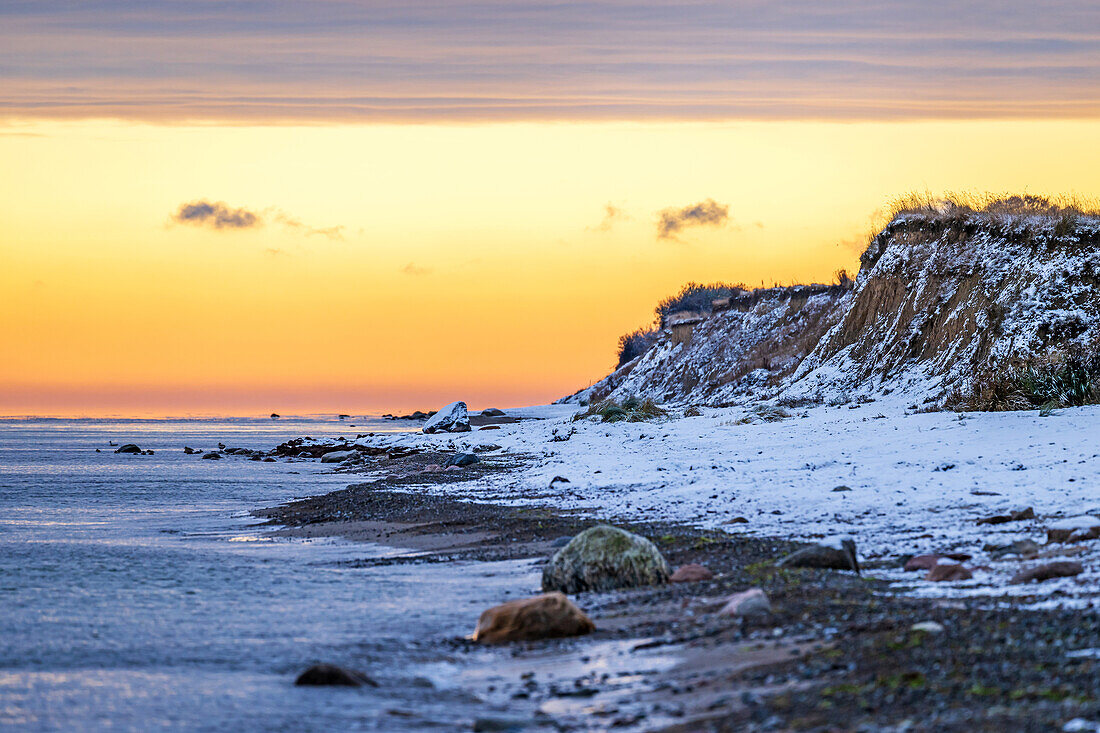 Sonnenaufgang an der winterlich verschneiten Ostsee in Kraksdorf, Ostholstein, Schleswig-Holstein, Deutschland