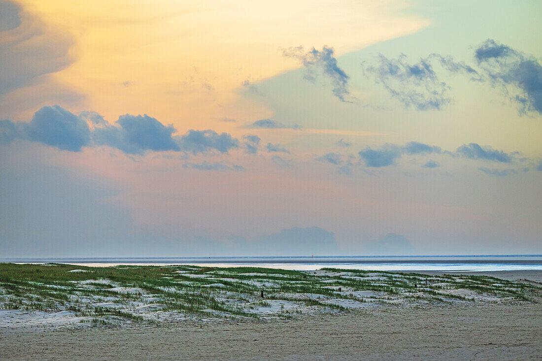 Morning mood in Sankt-Peter-Ording, Restaurant Arche Noah, stilt houses, North Sea, North Friesland, Schleswig-Holstein, Germany