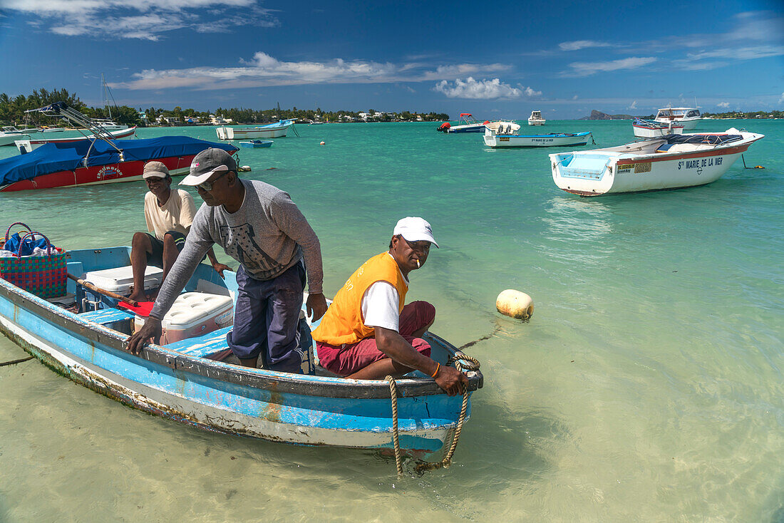 Fischer in ihrem Boot an der Bucht Grand Baie, Mauritius, Afrika