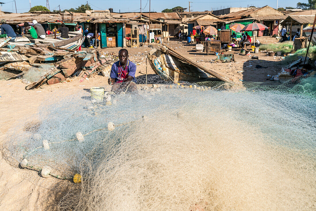 Fischer bei der Reperatur des Netz, Tanji, Gambia, Westafrika