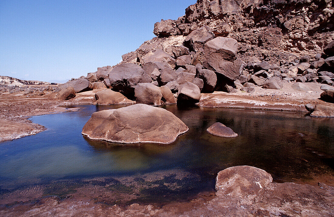 Vulkanische Quelle neben Lac Assal, Lake Assal, Dschibuti, Dschibuti, Afar-Dreieck, Afrika