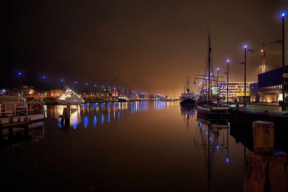 Alter Hafen von Bremerhaven bei Nacht, Bremerhaven, Bremen, Deutschland