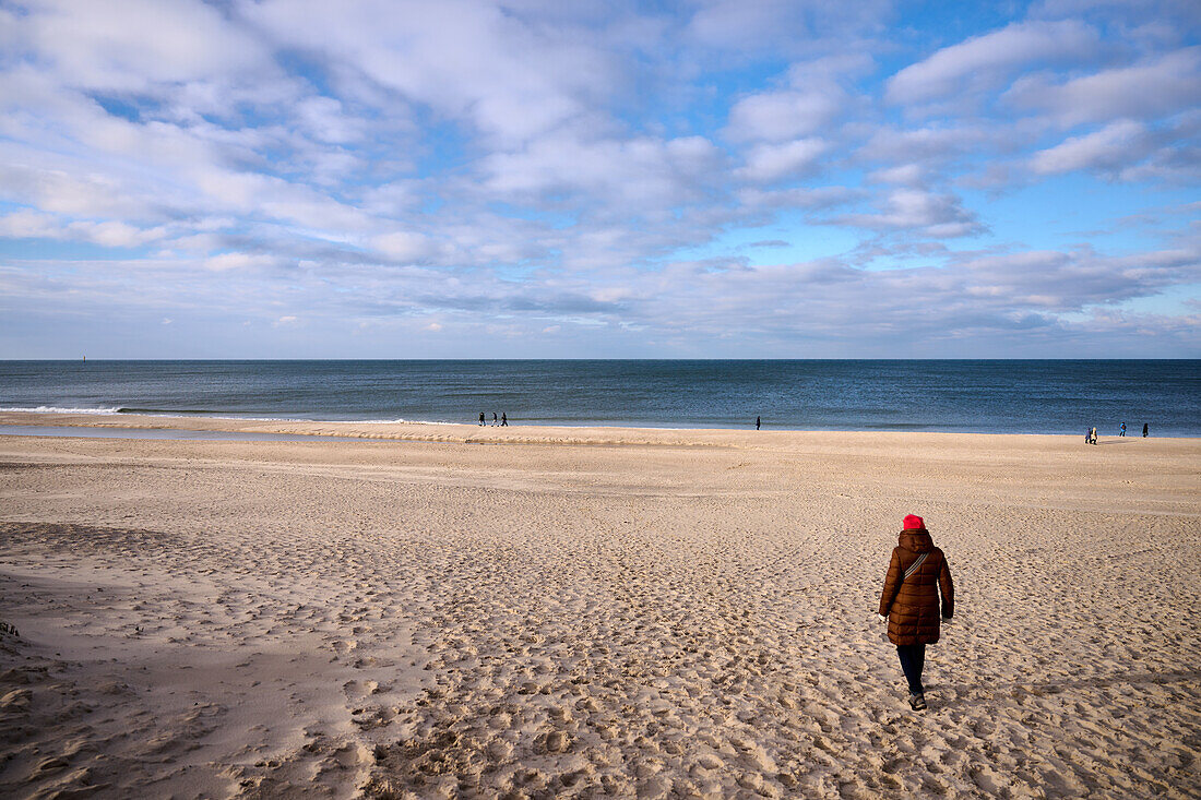 Spaziergänger am Sylter Weststrand Höhe Westerland, Sylt, Schleswig-Holstein, Deutschland