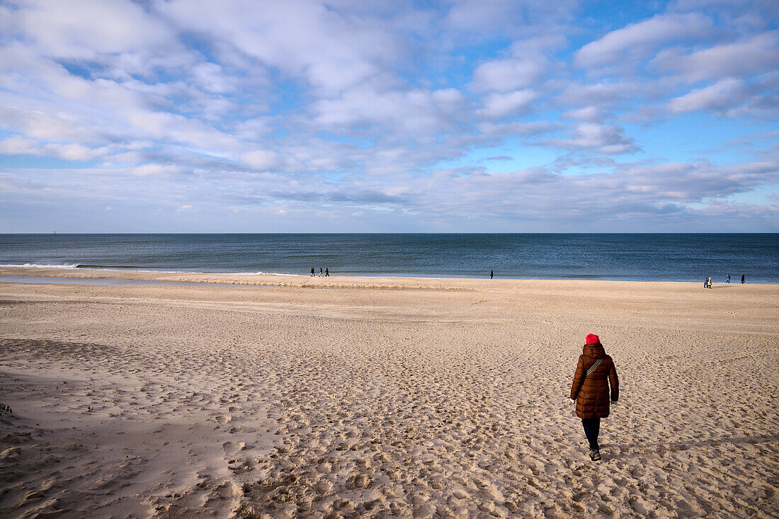 Walkers on Sylt's western beach at Westerland, Sylt, Schleswig-Holstein, Germany