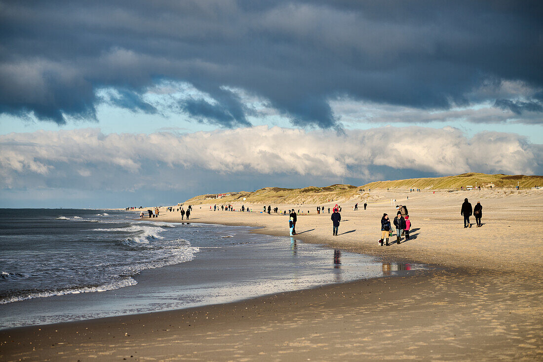 Walkers on Sylt's western beach at Westerland, Sylt, Schleswig-Holstein, Germany