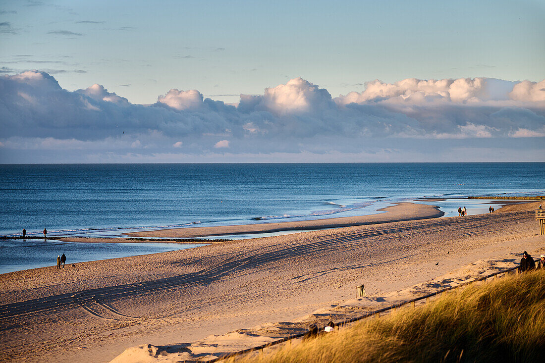 Sonnenuntergangsstimmung am Sylter Weststrand, Sylt, Schleswig-Holstein, Deutschland