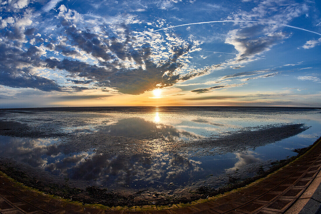 Abendstimmung am Strand von Dorum-Neufeld, Landkreis Cushaven, Niedersachsen, Deutschland