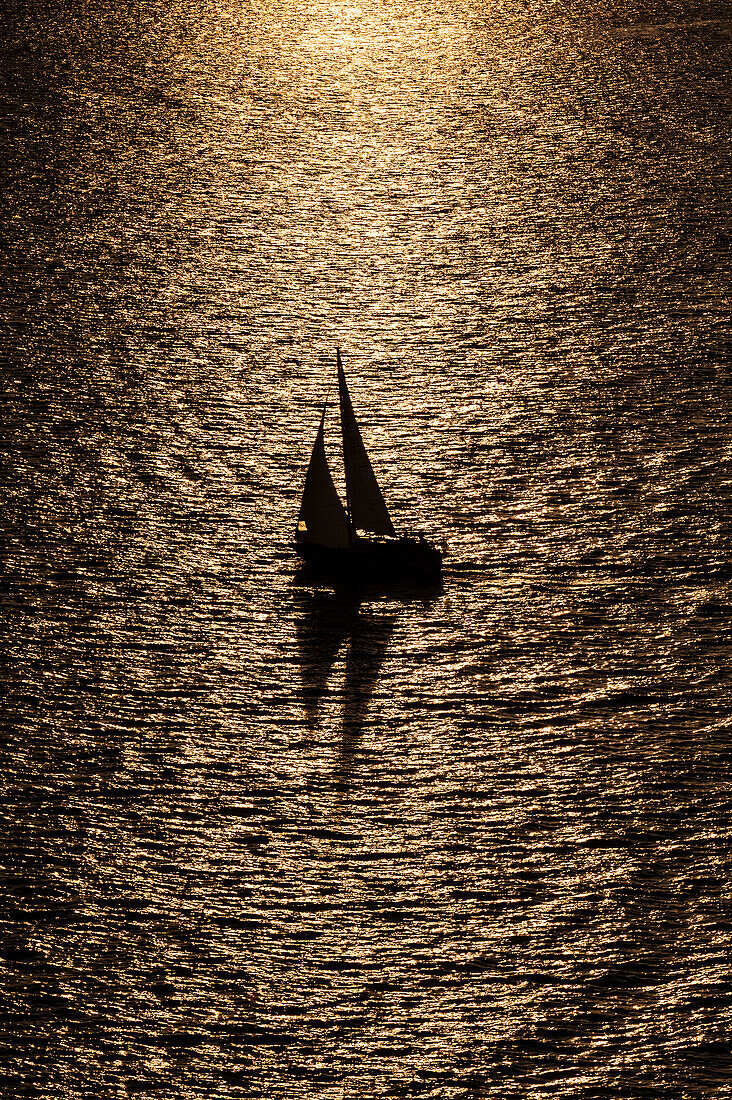 Segelboote im Sonnenuntergang in der Kieler Förde, Schleswig-Holstein, Deutschland, Europa