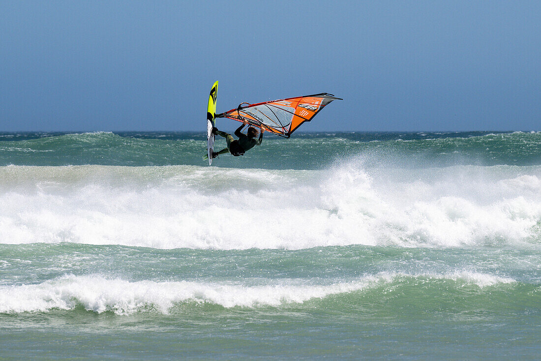 Windsurfer am Strand bei Western Cape, Südafrika. Afrika