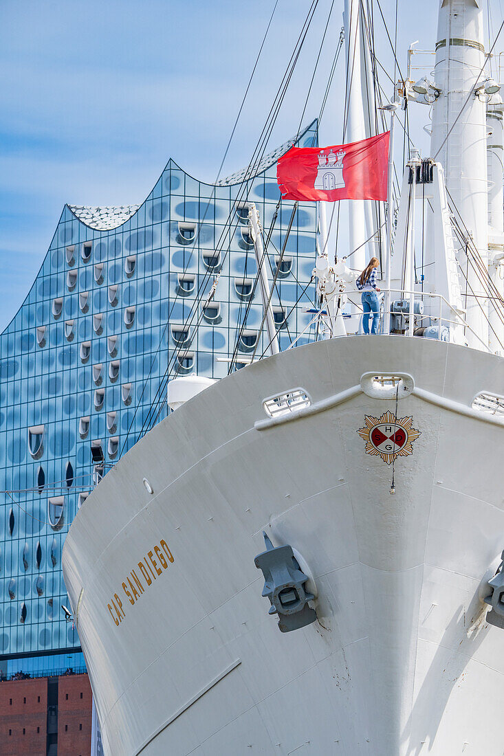 Elbphilharmonie in Hamburg mit Cap San Diego, Deutschland, Europa