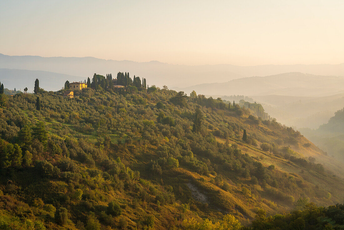 Landschaft bei Sonnenaufgang um Volterra, Provinz Pisa, Toskana, Italien, Europa