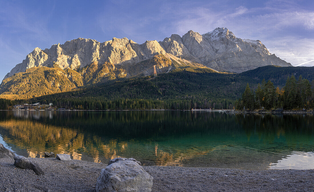 Autumn afternoon at the Eibsee, Grainau, Werdenfelser Land; Upper Bavaria, Bavaria, Germany, Europe