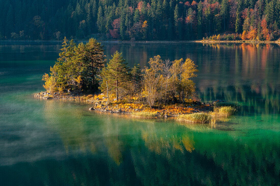 Herbstmorgen am Eibsee, Grainau, Bayern, Deutschland