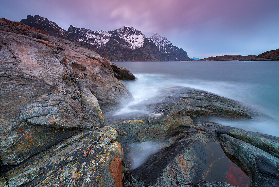 Küstenabschnitt in der Nähe von Henningsvær auf den Lofoten, Norwegen