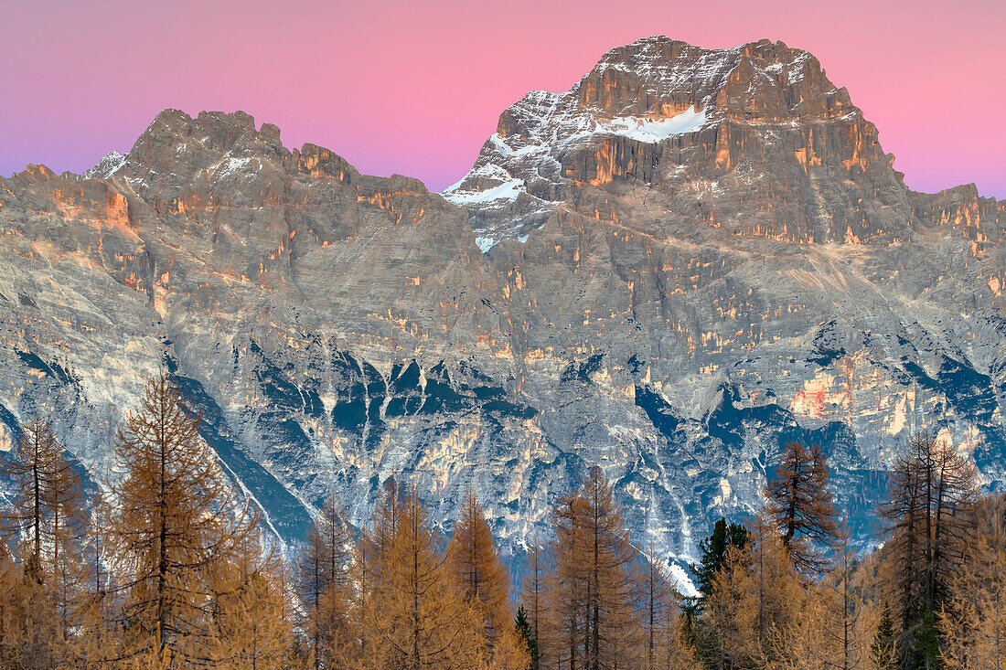 Winterhimmel zur Dämmerungszeit in den Dolomiten, Südtirol, Italien