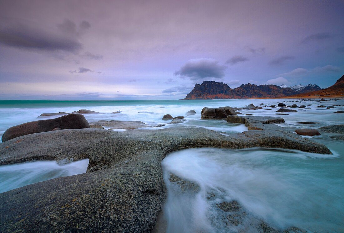 Am Strand von Uttakleiv auf den Lofoten, Norwegen, Skandinavien