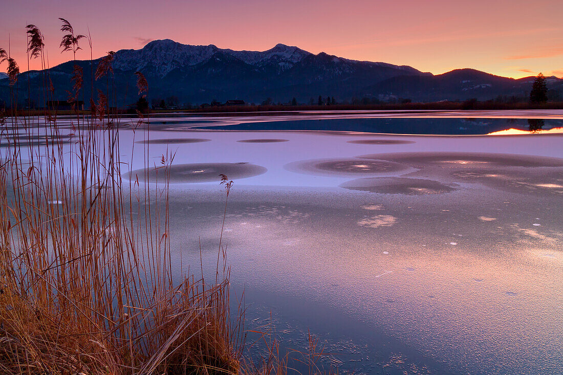 Winterabend am Eichsee in Oberbayern, Bayern, Deutschland