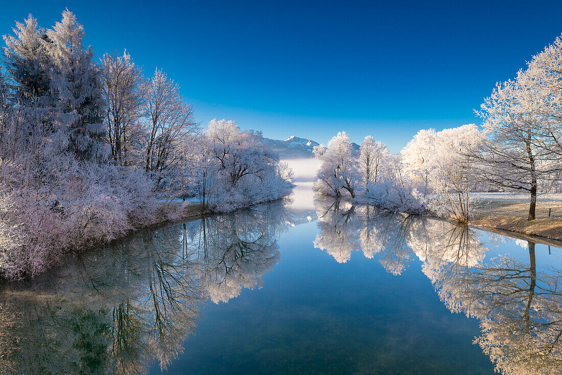 Blick über den Ausfluss der Loisach am Kochelsee in Oberbayern an einem eiskalten Wintermorgen, Bayern, Deutschland