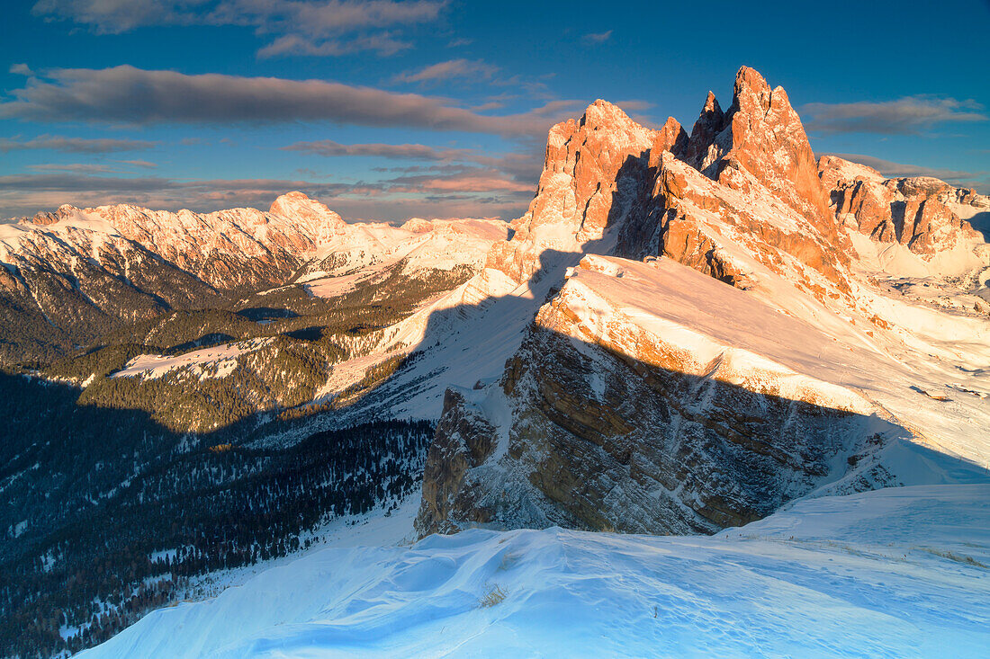 Blick von der Seceda zu den Geislerspitzen in den Dolomiten, Südtirol, Italien