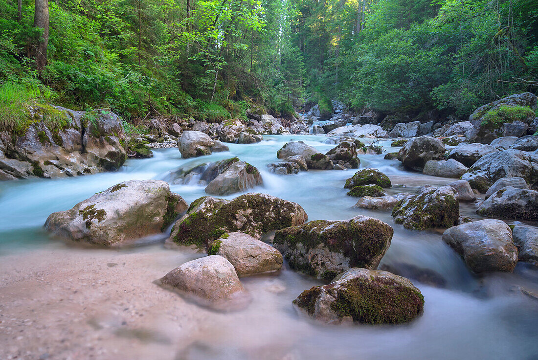 Kalter Gebirgsfluss an einem heissen Sommertag in den bayerischen Bergen, Bayern, Deutschland