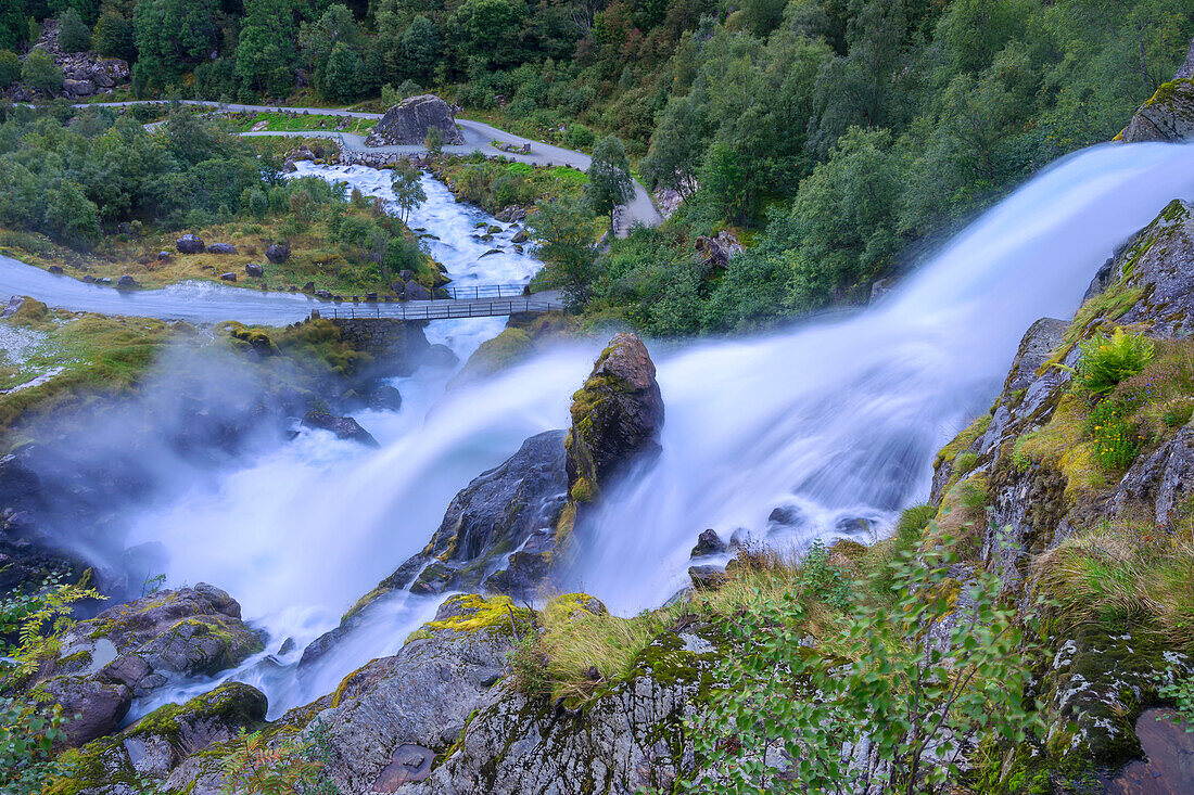 Der mächtige Wasserfall Kleivafossen in Norwegen.