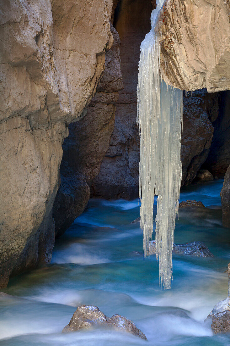 Winterliche Bedingungen mit großem Eiszapfen in der Partnachklamm bei Garmisch-Partenkirchen, Bayern, Deutschland