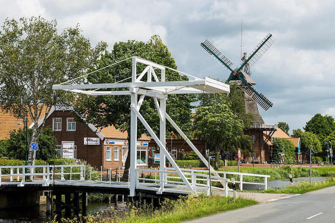 Kanal mit historischer Klappbrücke und Windmühle, Westgroßefehn, Großefehn, Ostfriesland, Niedersachsen, Deutschland