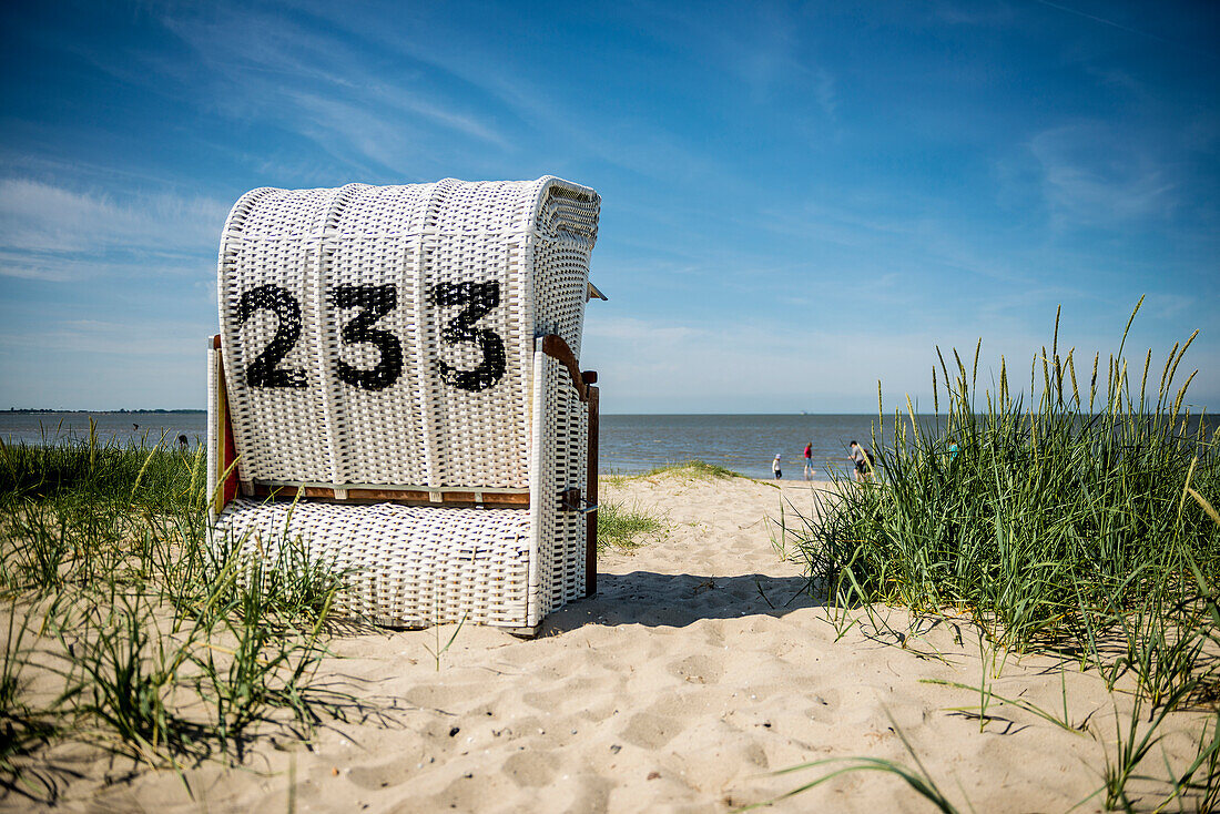 Strandkörbe am Sandstrand, Hooksiel, Ostfriesland, Niedersachsen, Nordsee, Deutschland