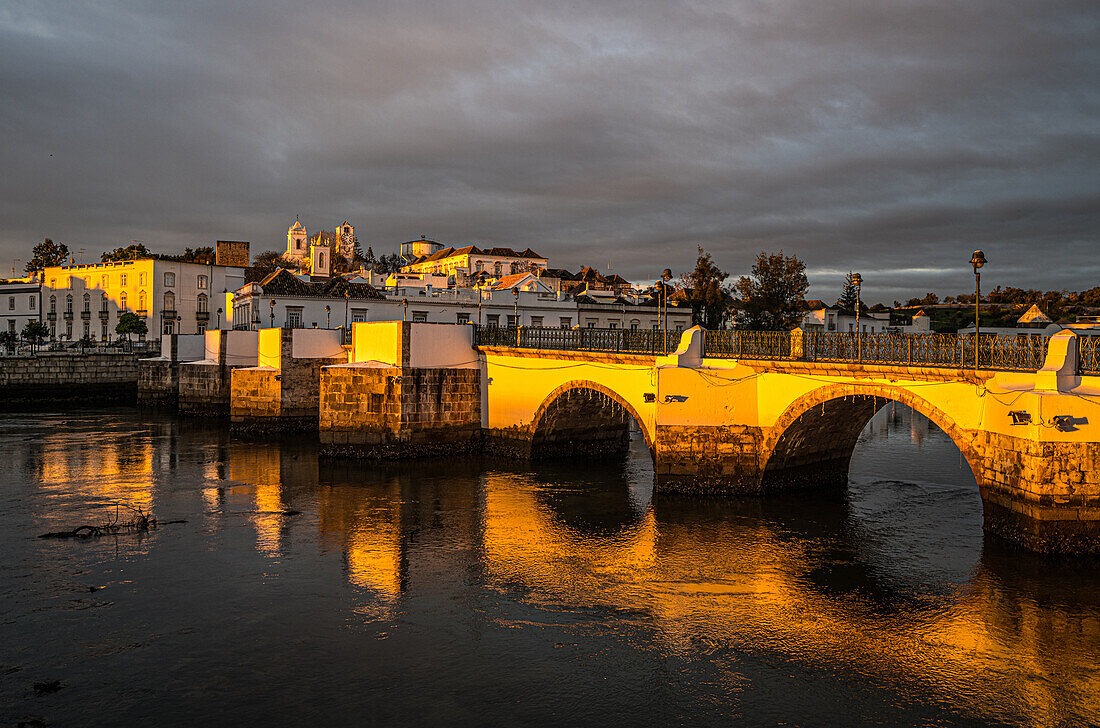 Rio Gilao, Ponte Romana und Altstadt im Morgenlicht, Tavira, Algarve, Portugal