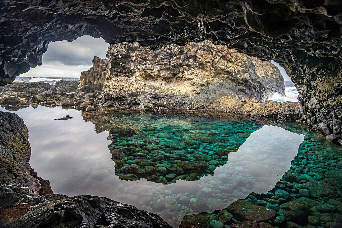 Lava Höhle mit Naturschwimmbecken beim Charco Azul, El Hierro, Kanarische Inseln, Spanien