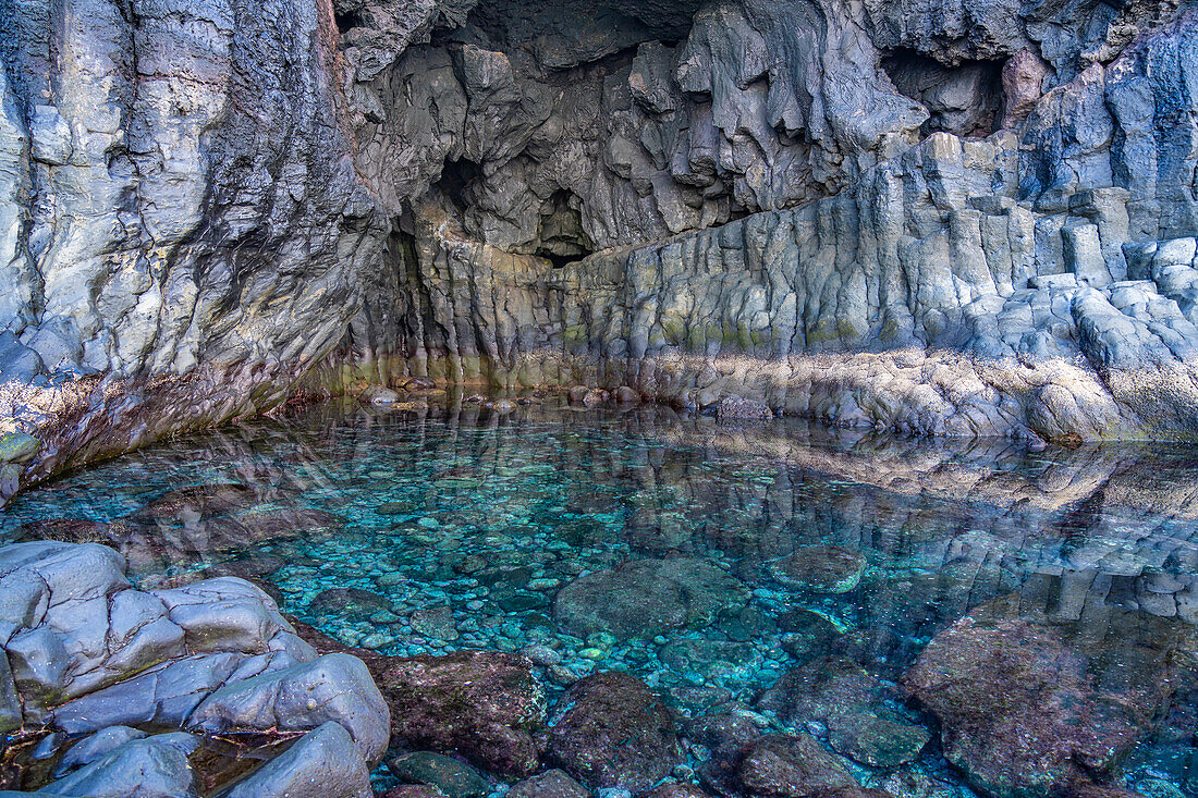 Das vulkanische Naturschwimmbecken Charco de la Laja, El Hierro, Kanarische Inseln, Spanien