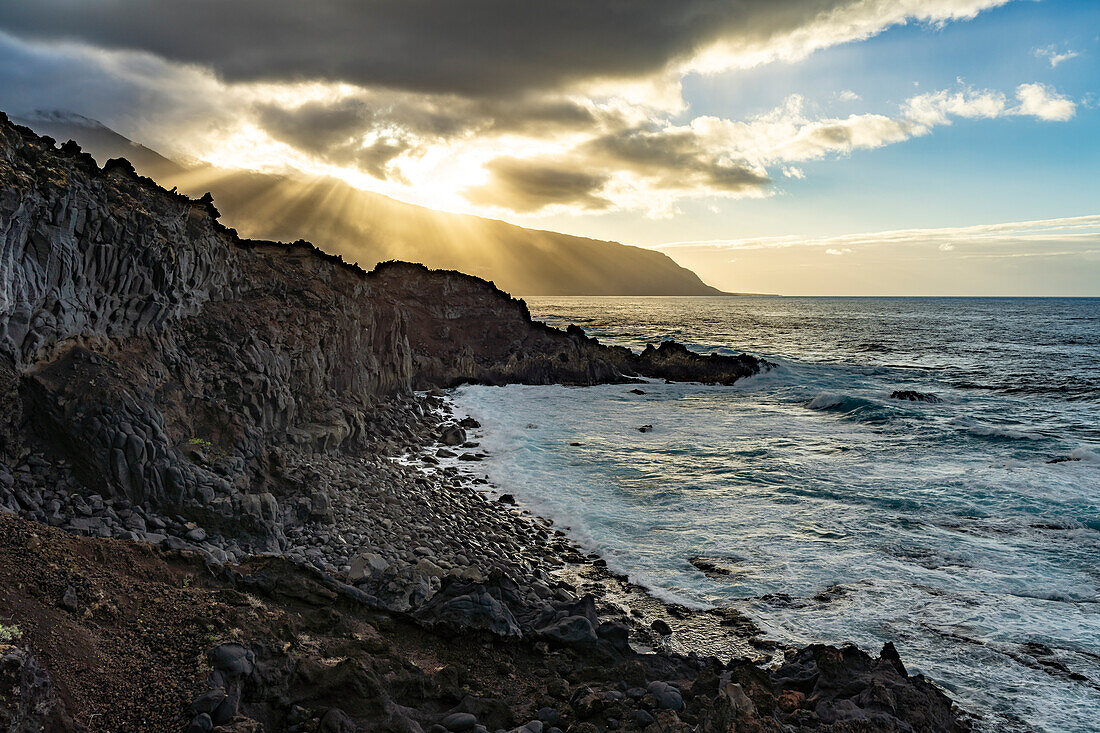 Sonnenstrahlen an der Küste bei La Maceta, El Hierro, Kanarische Inseln, Spanien