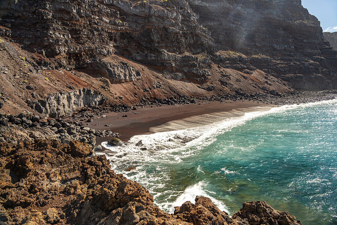 Der rote Strand Playa del Verodal, El Hierro, Kanarische Inseln, Spanien