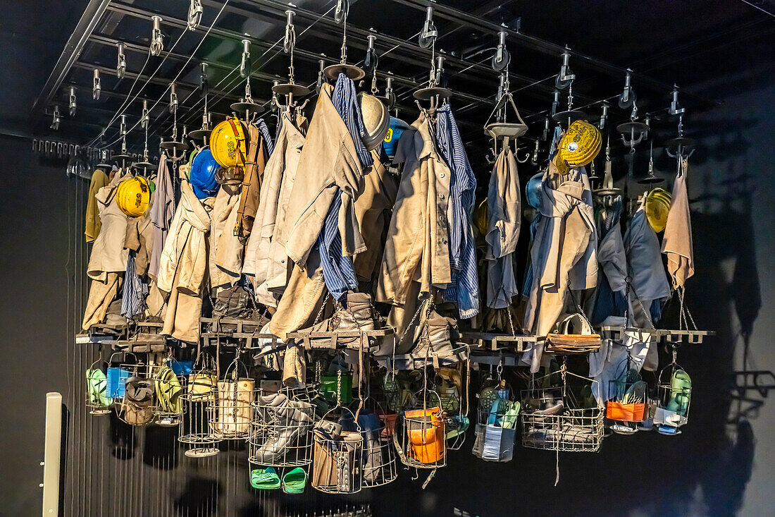 Decke der Schwarzkaue mit der Kleidung der Bergleute, Ausstellung im  Deutschen Bergbau-Museum Bochum, Nordrhein-Westfalen, Deutschland 