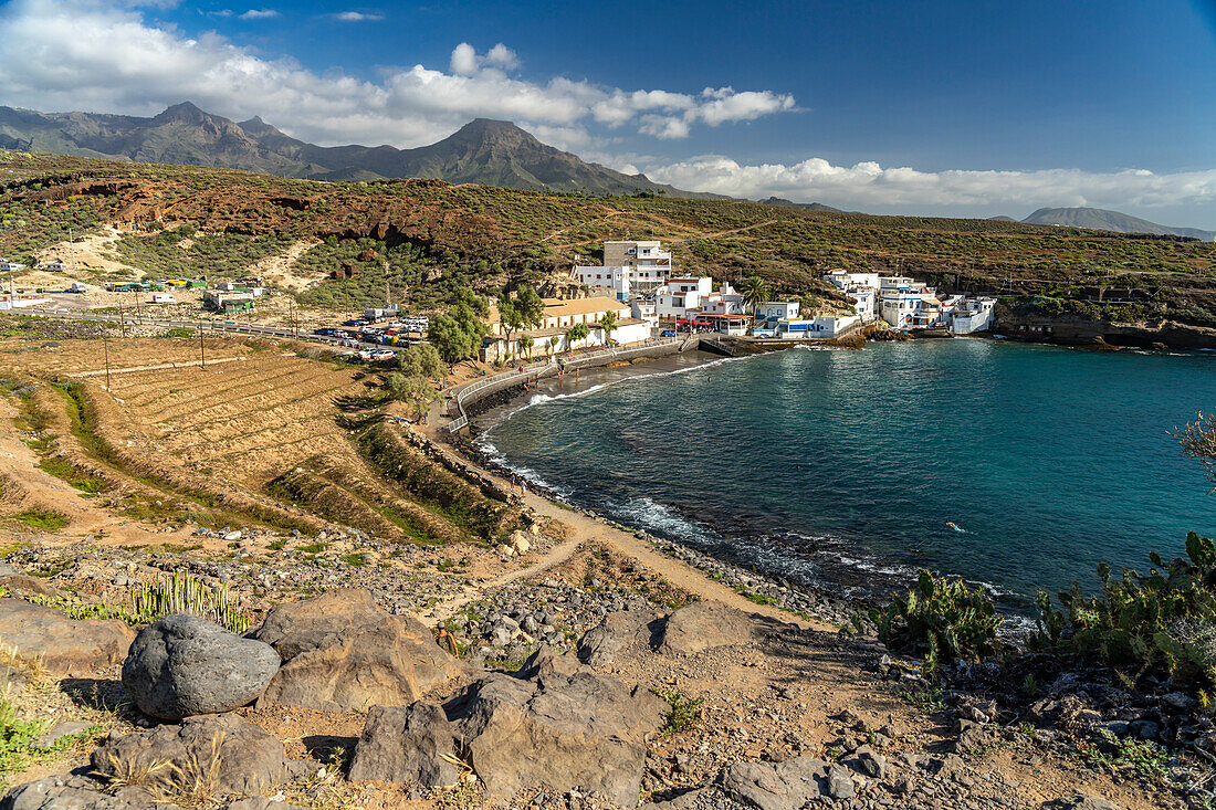 Blick auf den Strand und das Fischerdorf El Puertito, Teneriffa, Kanarische Inseln, Spanien