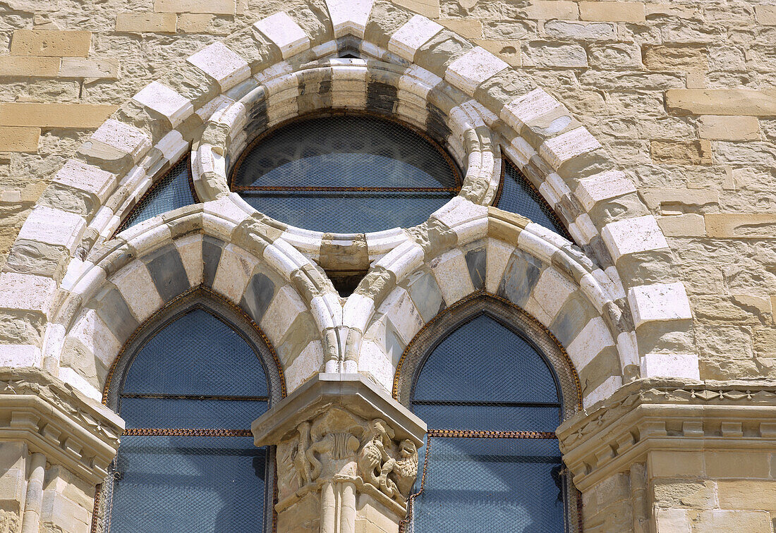 Arezzo; Duomo San Donato; Gothic window with figure capital