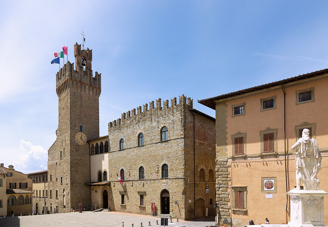 Arezzo; Piazza Duomo mit Comune di Arezzo, Toskana, Italien