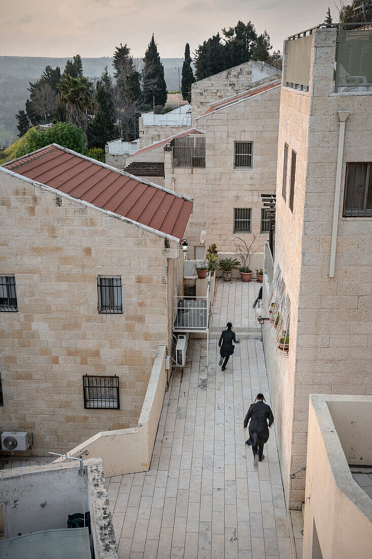 orthodoxe jüdische Kinder rennen durch die Gassen von Safed (auch Tsfat), Galiläa, Israel, Mittlerer Osten, Asien
