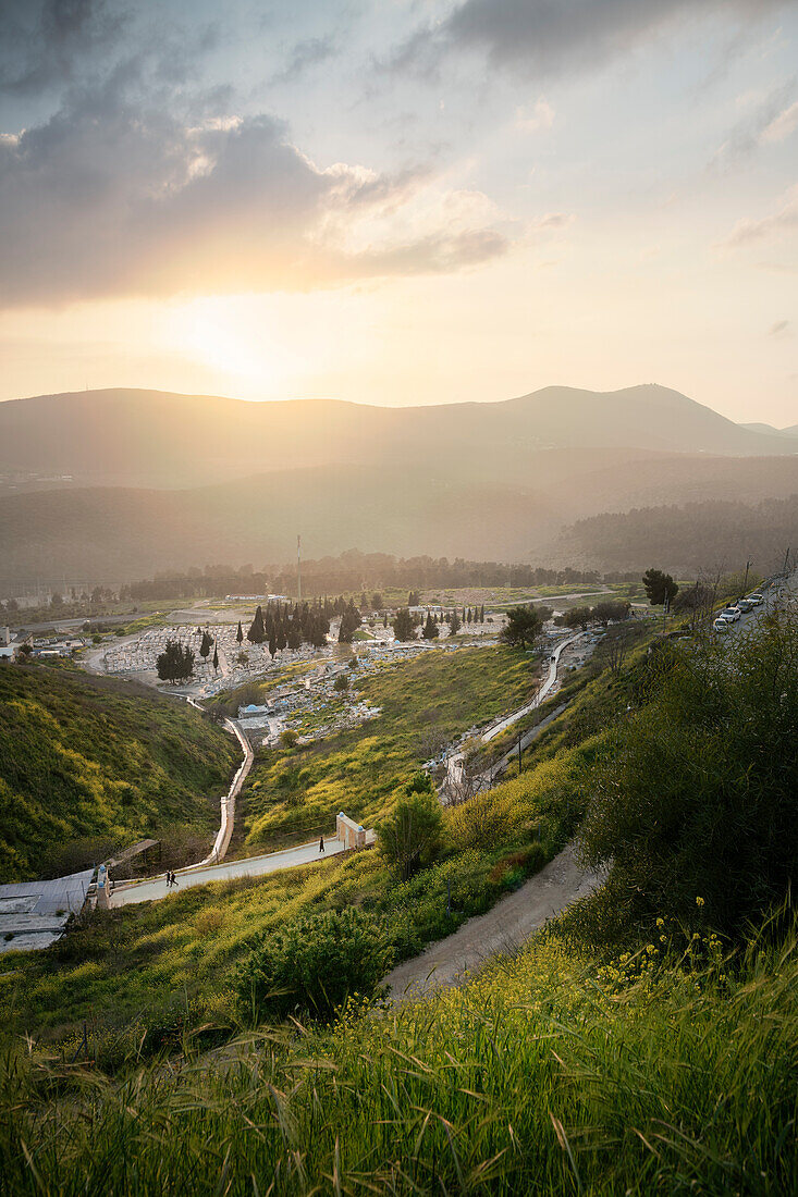 Blick auf die umliegenden Berge von Safed (auch Tsfat) und den jüdischen Friedhof, Galiläa, Israel, Mittlerer Osten, Asien