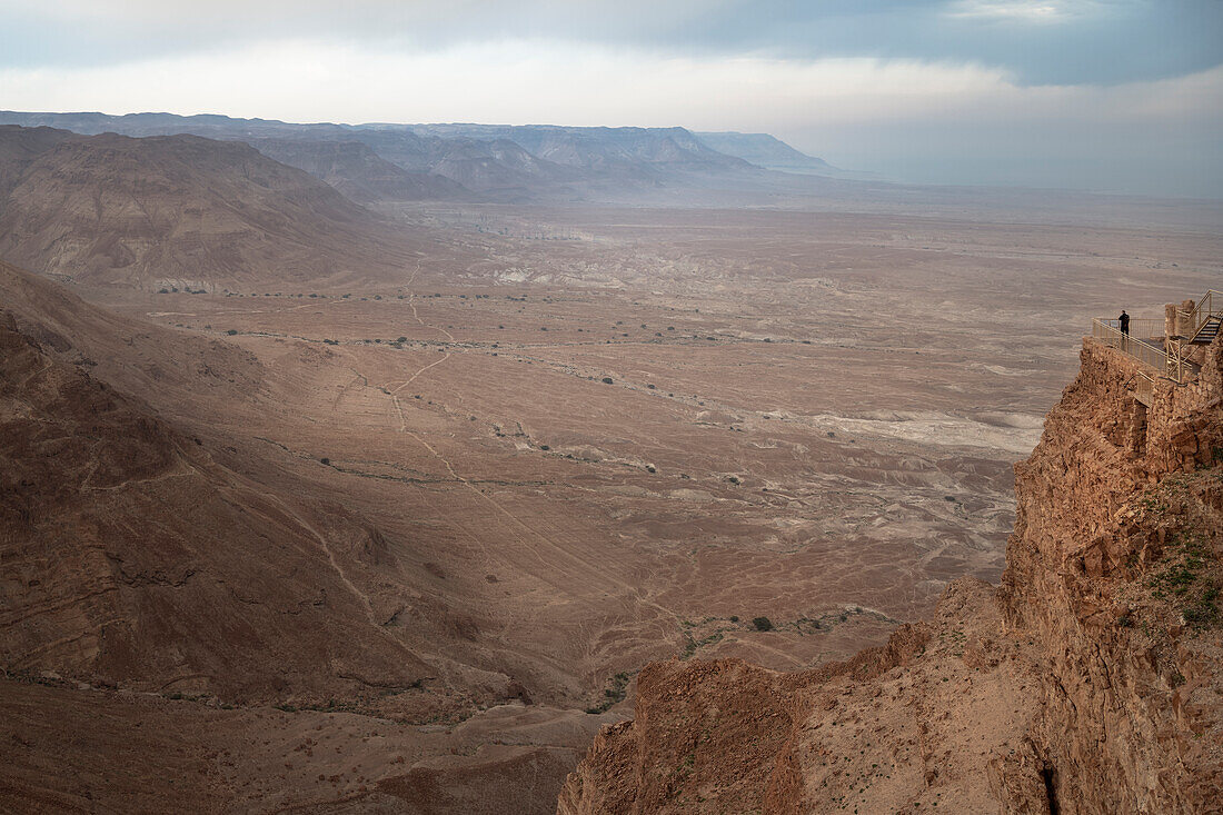 Besucher an Terassen an der natürlichen Festungsanlage von Masada, Totes Meer, Israel, Mittlerer Osten, Asien, UNESCO Weltkulturerbe