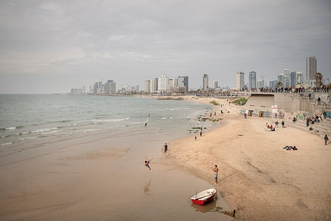 Strand von Jaffa mit Blick auf Skyline von Tel Aviv, Israel, Mittlerer Osten, Asien
