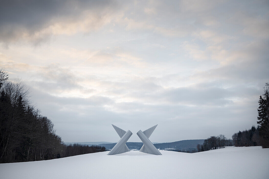 Skulptur "Enger und weiter Horizont" in winterlicher Landschaft, Mundingen bei Ehingen, Alb Donau Kreis, Schwäbische Alb, Baden-Württemberg, Deutschland