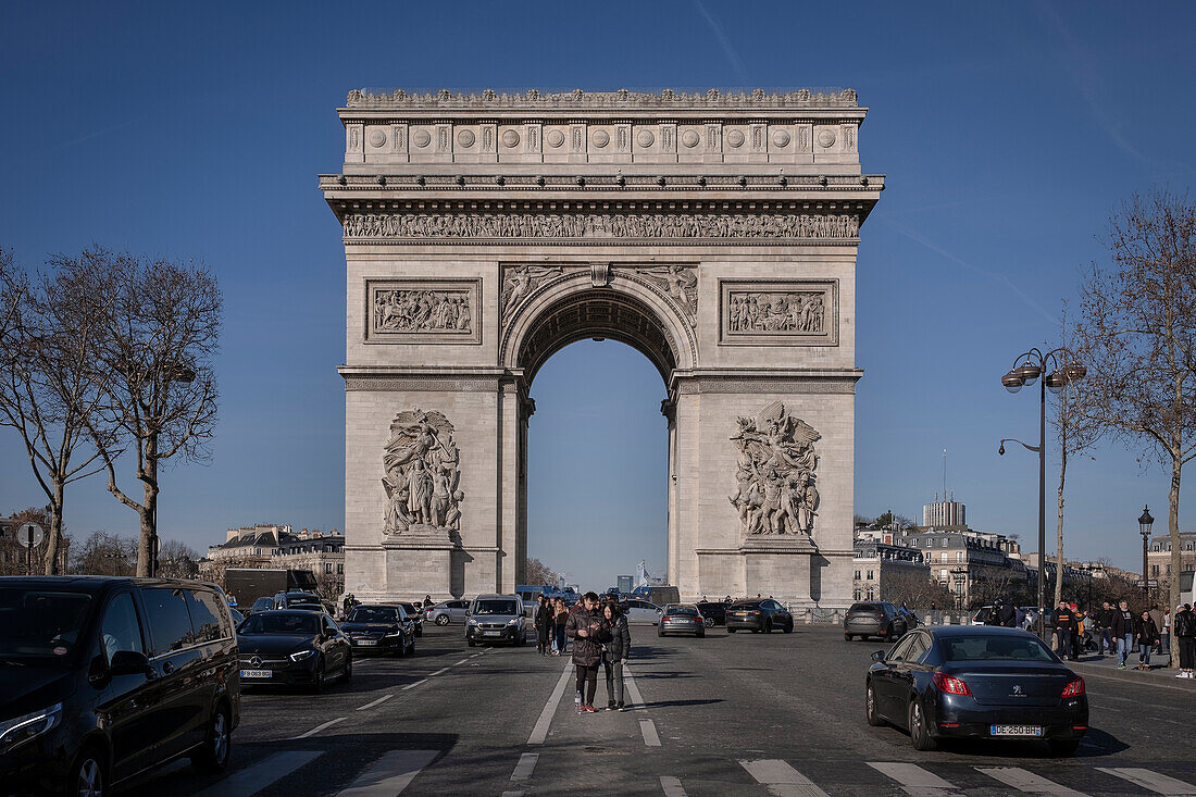 Traffic and tourists in front of triumphal arch &quot;Arc de Triomphe de l'Étoile&quot;, capital Paris, Ile de France, France