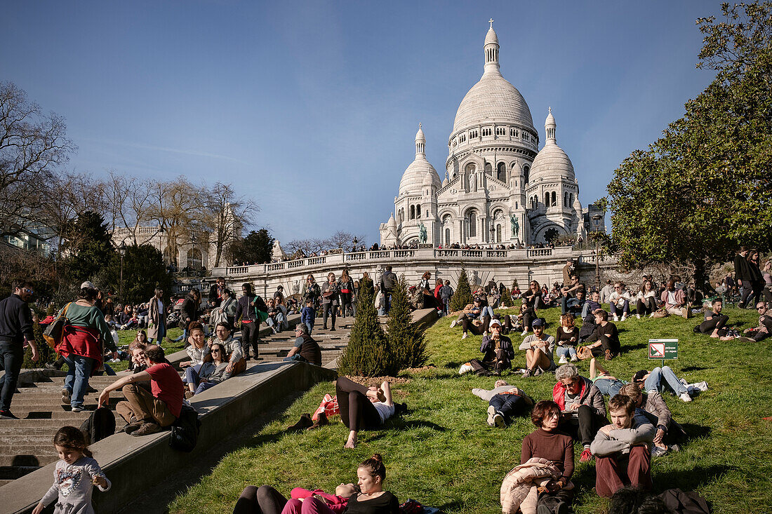 Menschenmassen entspannen auf den Grasflächen vor der Basilika "Sacré-Cœur de Montmartre", Hauptstadt Paris, Ile de France, Frankreich 