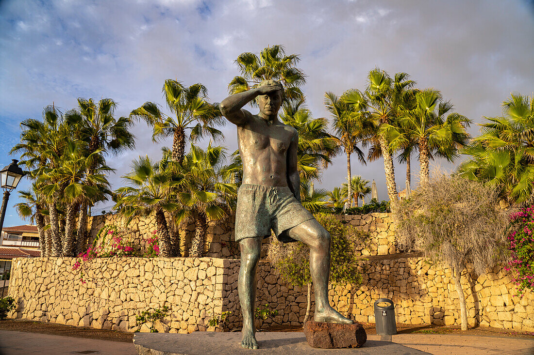 Denkmal am Mirador Javier Pérez Ramos an der Playa del Duque, Costa Adeje, Teneriffa, Kanarische Inseln, Spanien
